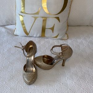 Beautiful sparkly gold pumps.